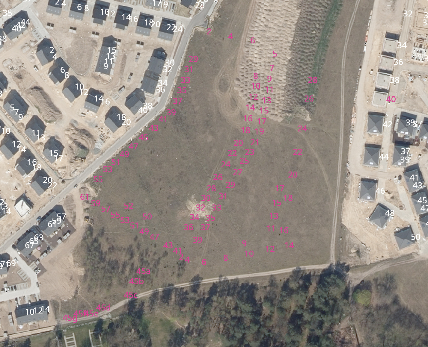Luftbild eines Neubaugebiets, in dem noch keine Häuser zu sehen sind. Viele Hausnummern sind schon offiziell zugeteilt, aber noch nicht in OSM erfasst